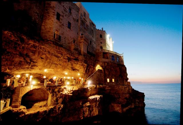 Restoran na Jadranskom moru u unutrašnjosti pećine